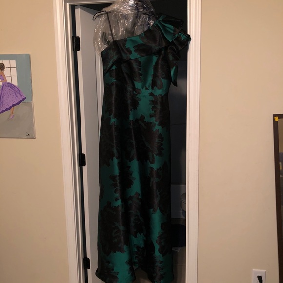 Beautiful formal dress black and green - Picture 3 of 7